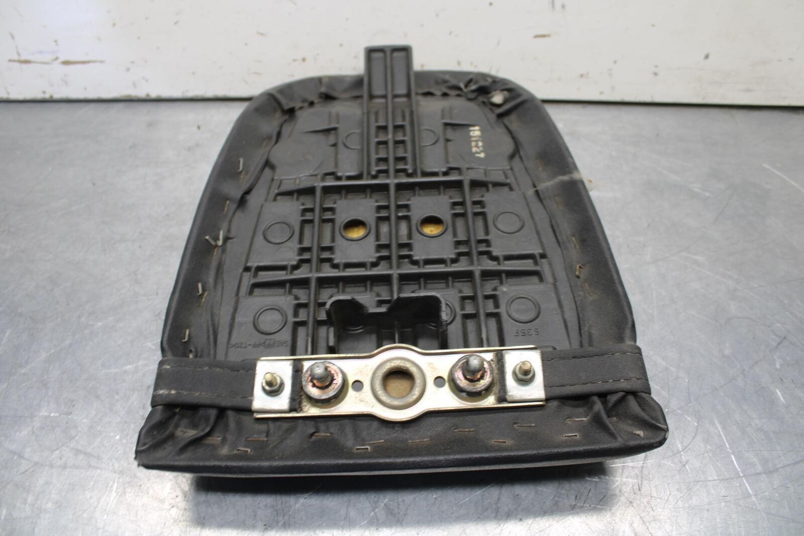 01-03 SUZUKI GSXR600 REAR BACK PASSENGER TANDEM SEAT PAD SADDLE PILLION BB633