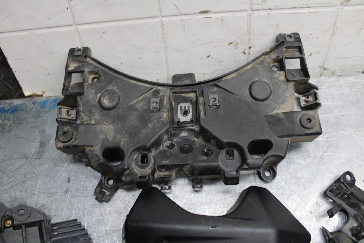 17-21 TRIUMPH STREET TRIPPLE R ABS PLASTIC FAIRING STAY BRACKET bb452