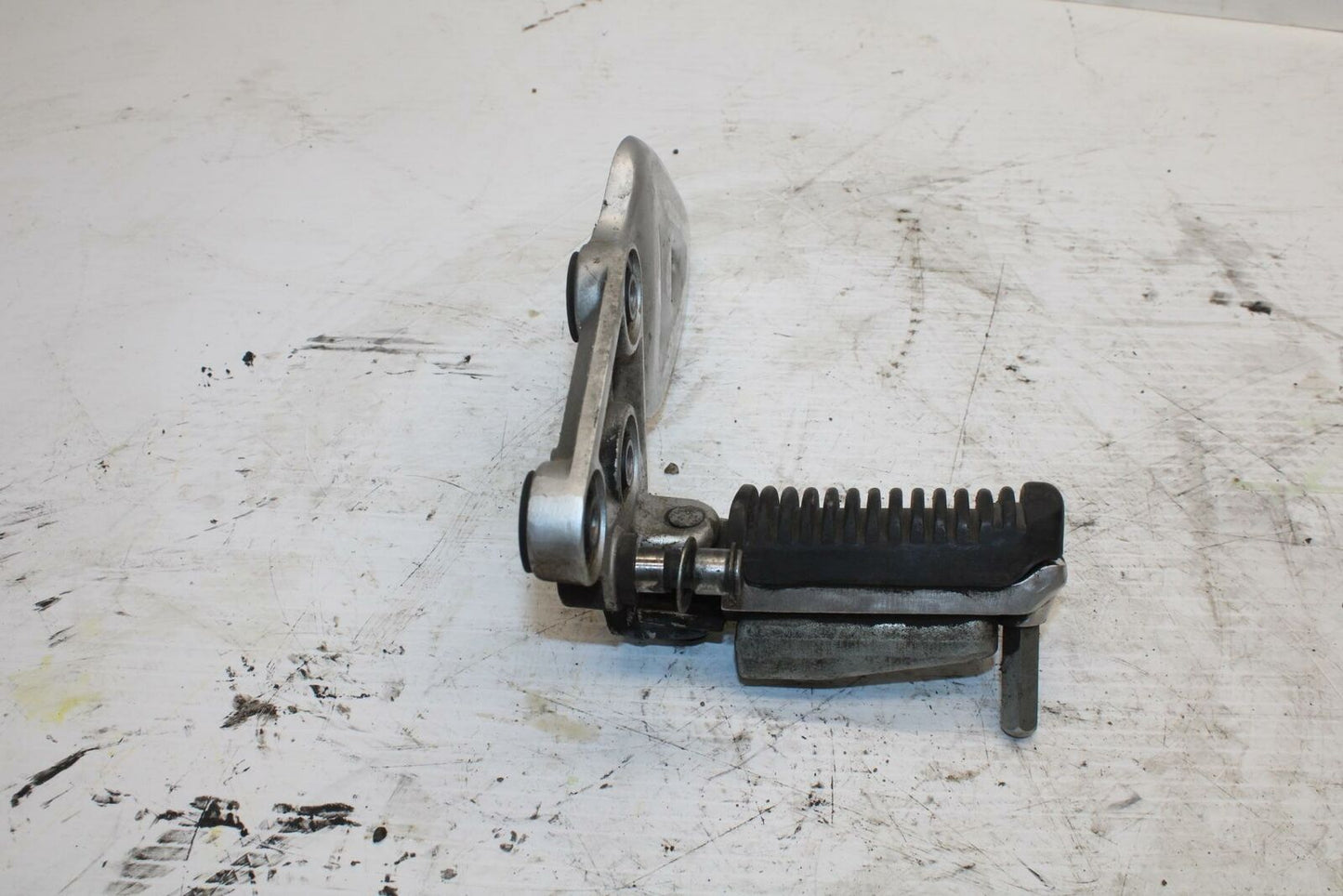 00-07 SUZUKI HAYABUSA LEFT REARSET REAR SET DRIVER FOOT PEG BRACKET MOUNT  BB281