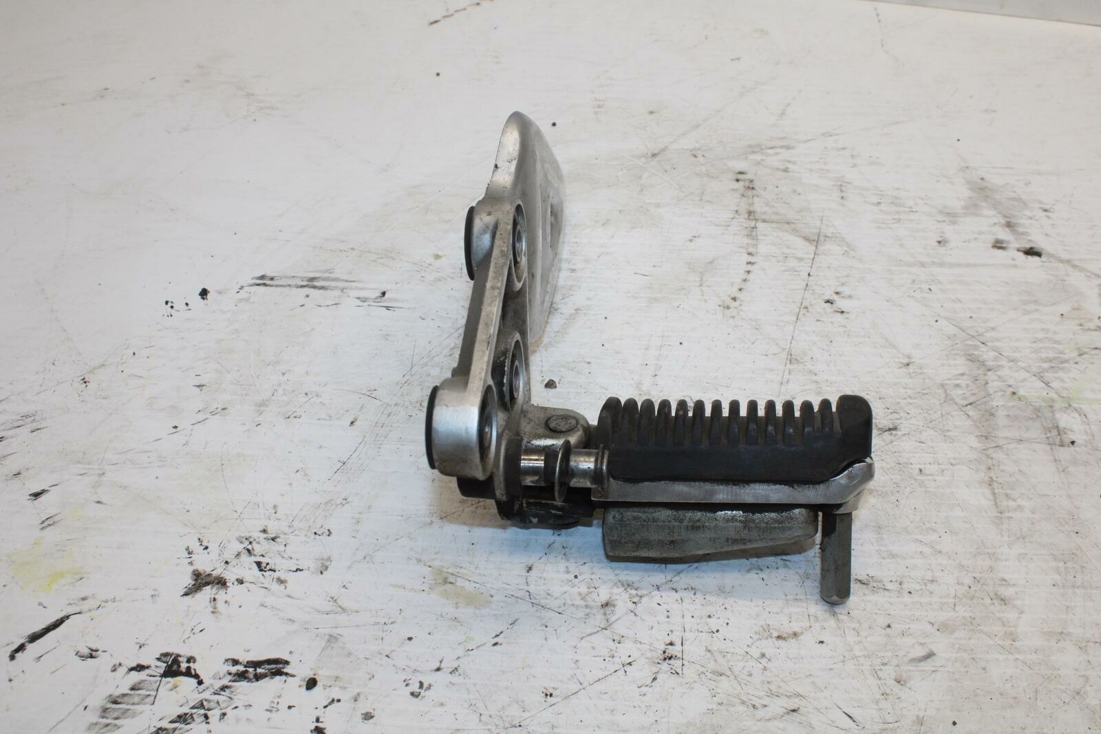 00-07 SUZUKI HAYABUSA LEFT REARSET REAR SET DRIVER FOOT PEG BRACKET MOUNT  BB281