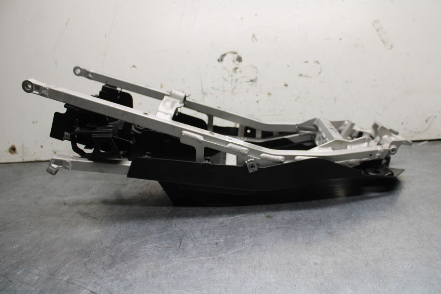 21-24 APRILIA TUONO 660 FACTORY REAR SUBFRAME BACK SUB FRAME BB733