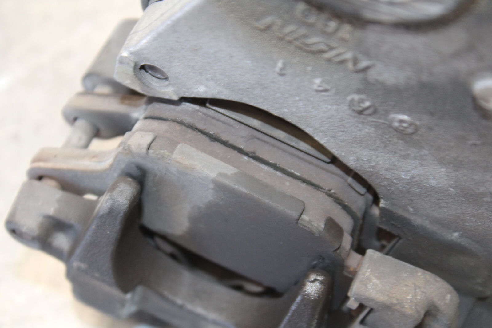 03-07 SUZUKI SV1000S REAR BACK BRAKE CALIPER W MOUNT BRACKET BB657