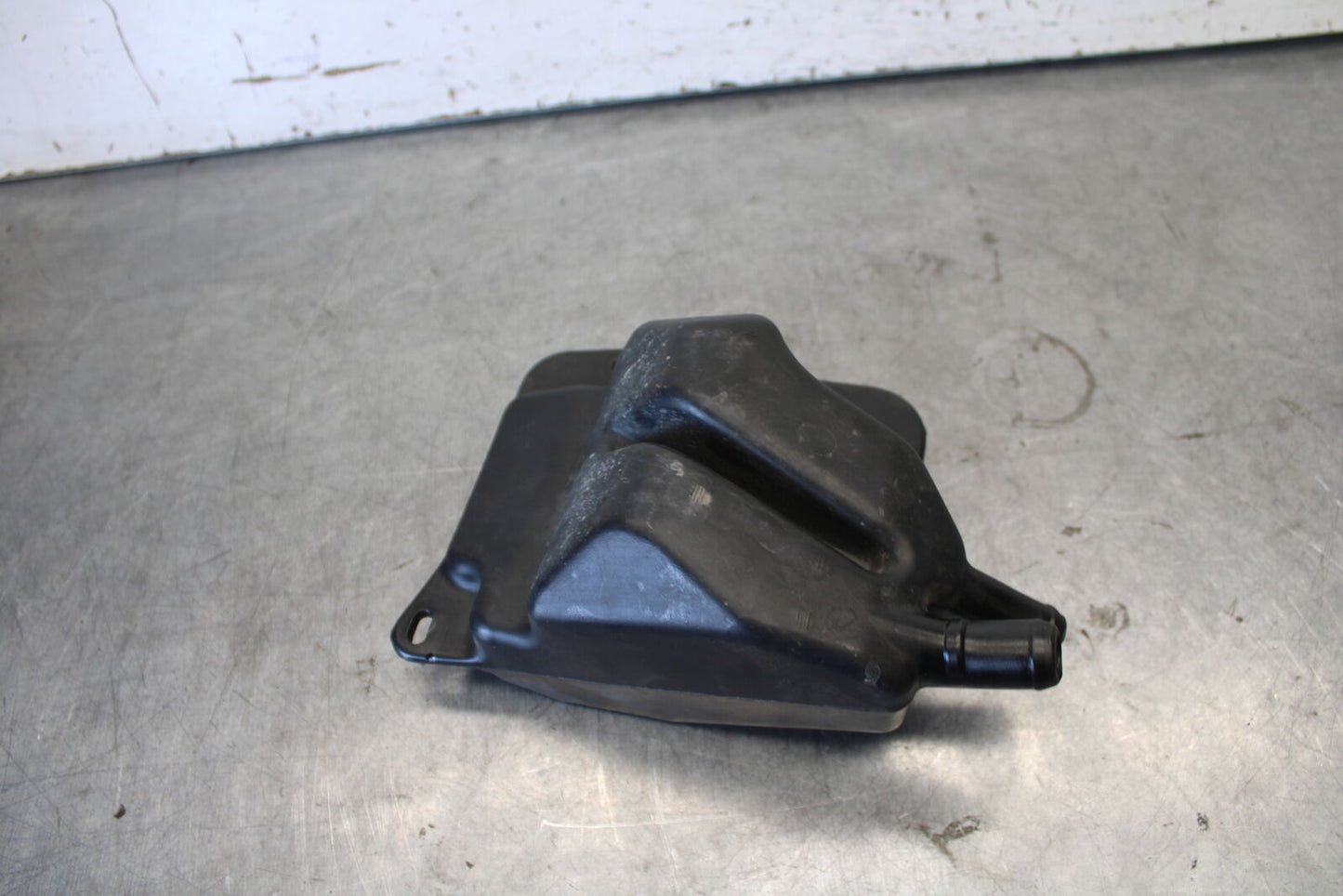 06-07 DUCATI MONSTER 695 OIL BREATHER TANK BB674