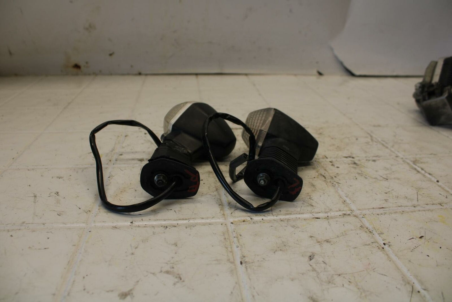 06-07 SUZUKI BANDIT 1200S ABS FRONT LEFT RIGHT TURN SIGNALS LIGHT BB21