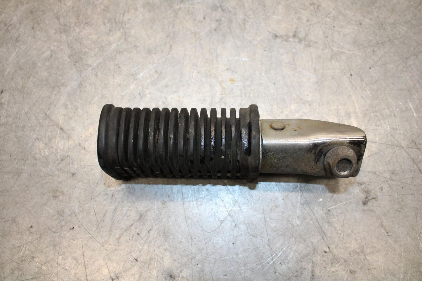 1982 Suzuki GS1100ES REAR BACK PASSENGER PEG SET PAIR BB55