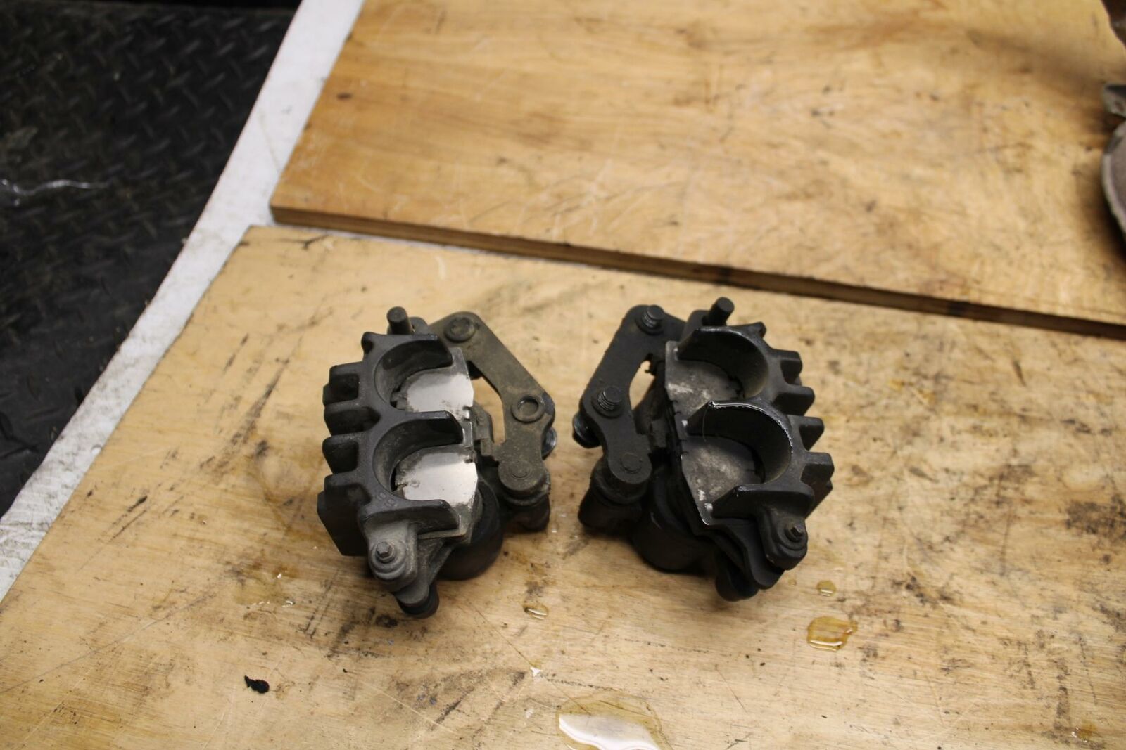 02-03 SUZUKI VSTROM 1000 RIGHT LEFT FRONT BRAKE CALIPER SET PAIR CALIPERS BB331