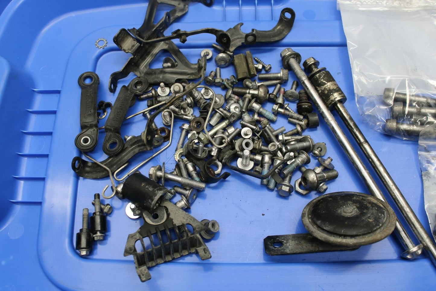 07-16 TRIUMPH STREET TRIPLE ENGINE MOUNTING BOLTS MIXED HARDWARE SCREWS BB356