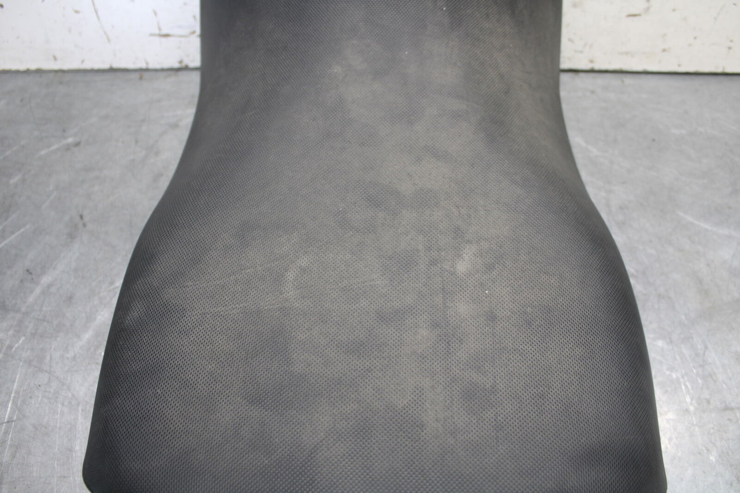 01-06 TRIUMPH TIGER 955I FRONT DRIVERS SEAT PAD SADDLE PILLION BB693