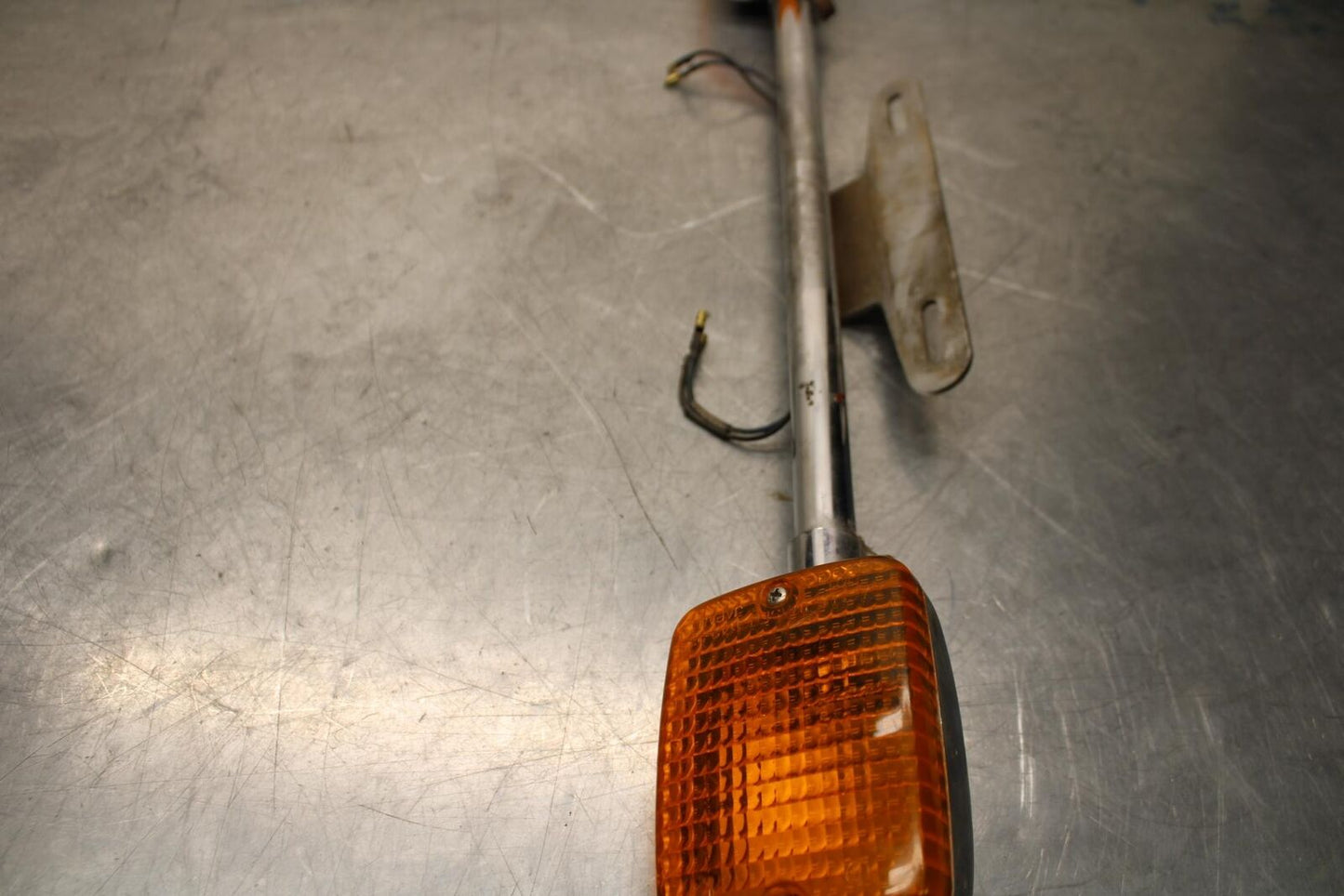 1979 Yamaha XS1100 REAR BACK TURN SIGNAL BAR MOUNT BRACKET BB572