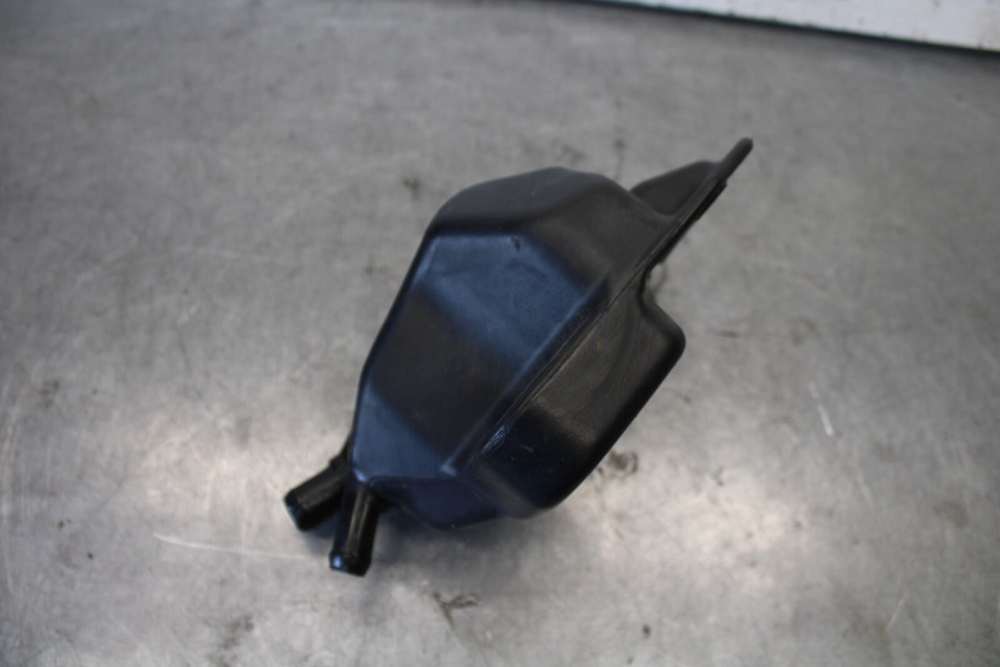 06-07 DUCATI MONSTER 695 OIL BREATHER TANK BB674