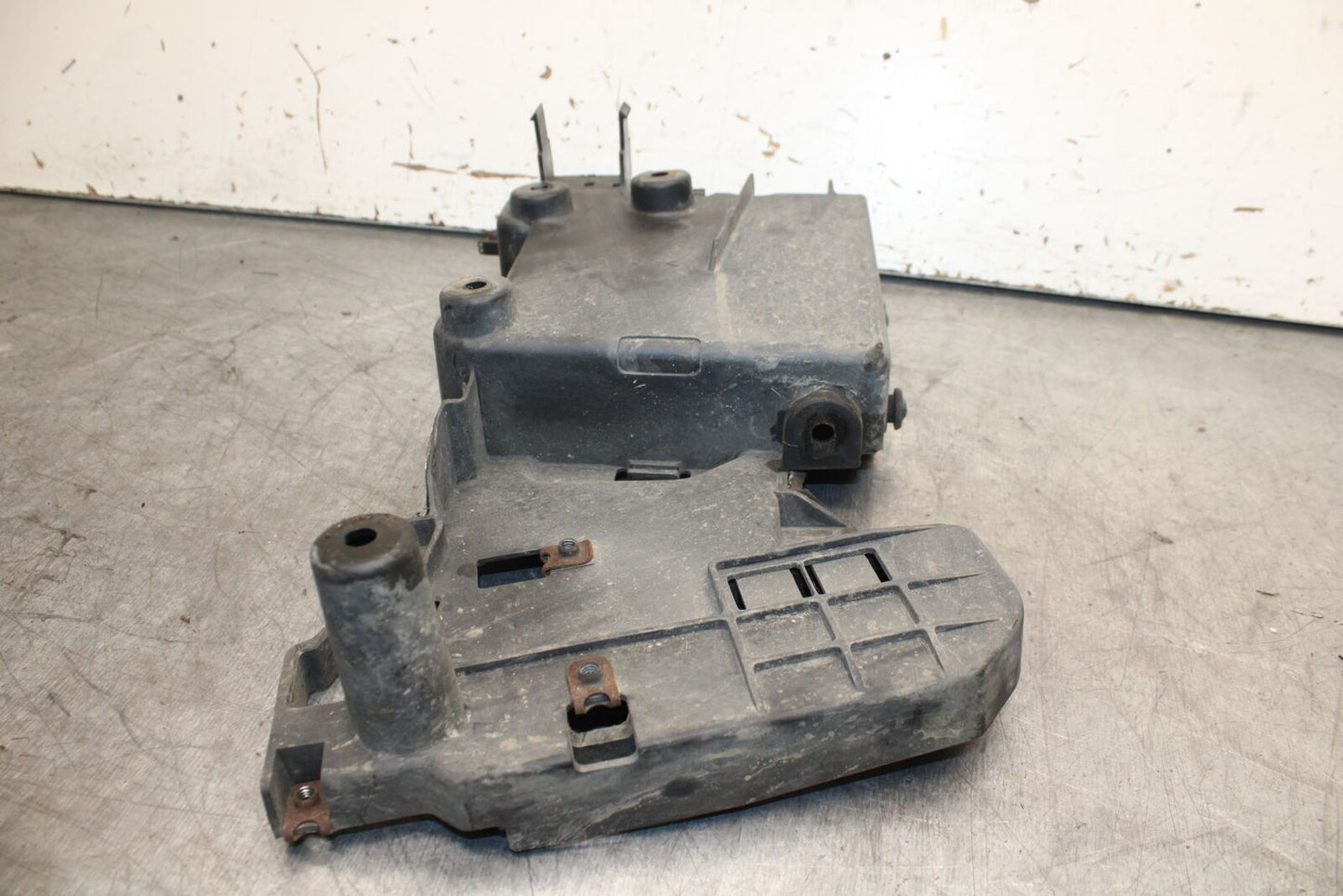 99-00 YAMAHA V STAR 1100 BATTERY TRAY BOX HOLDER BB711