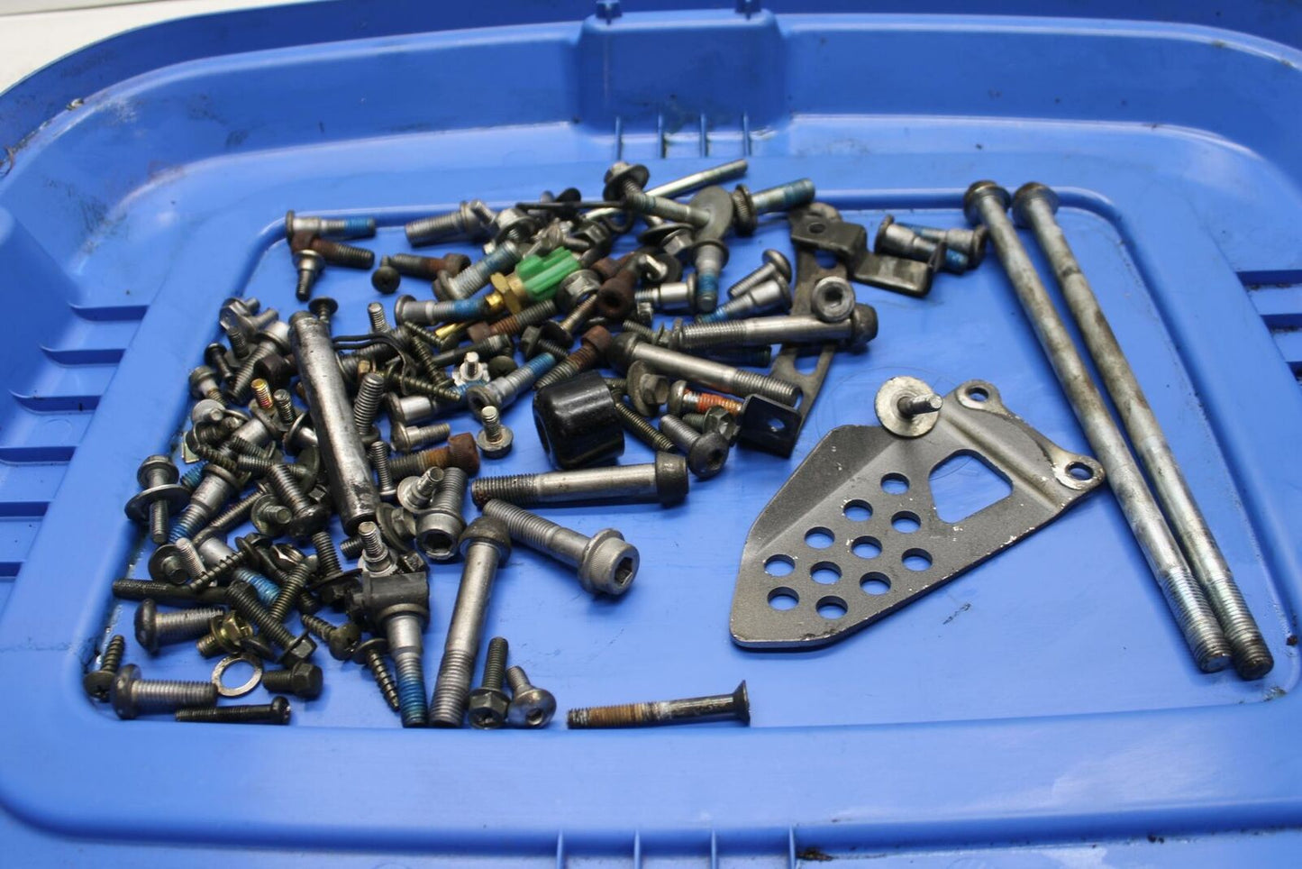 04-05 SUZUKI GSXR750 ENGINE MOUNTING BOLTS ASSORTED HARDWARE SCREWS BB270