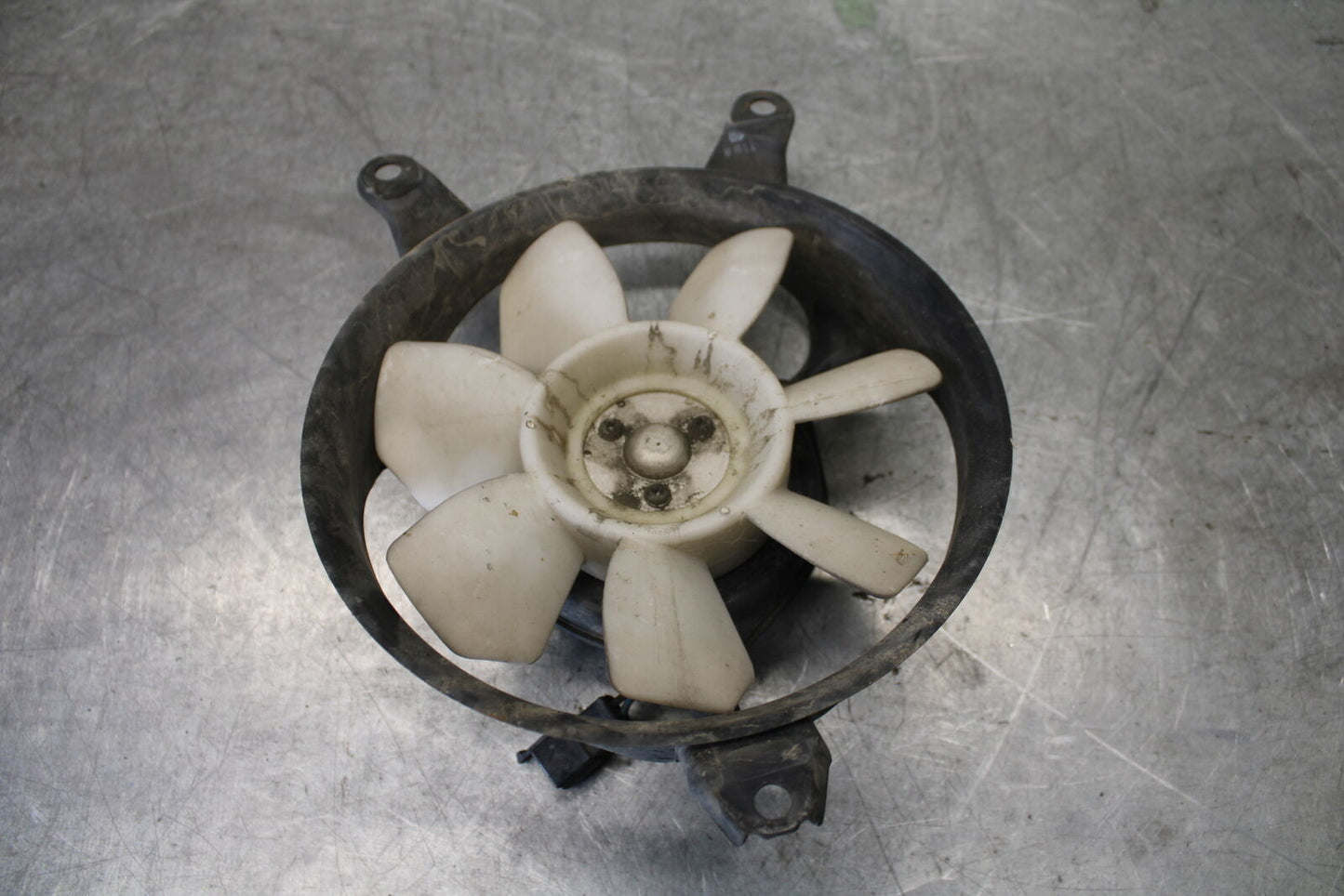 01-06 TRIUMPH TIGER 955I ENGINE RADIATOR COOLING FAN BB693