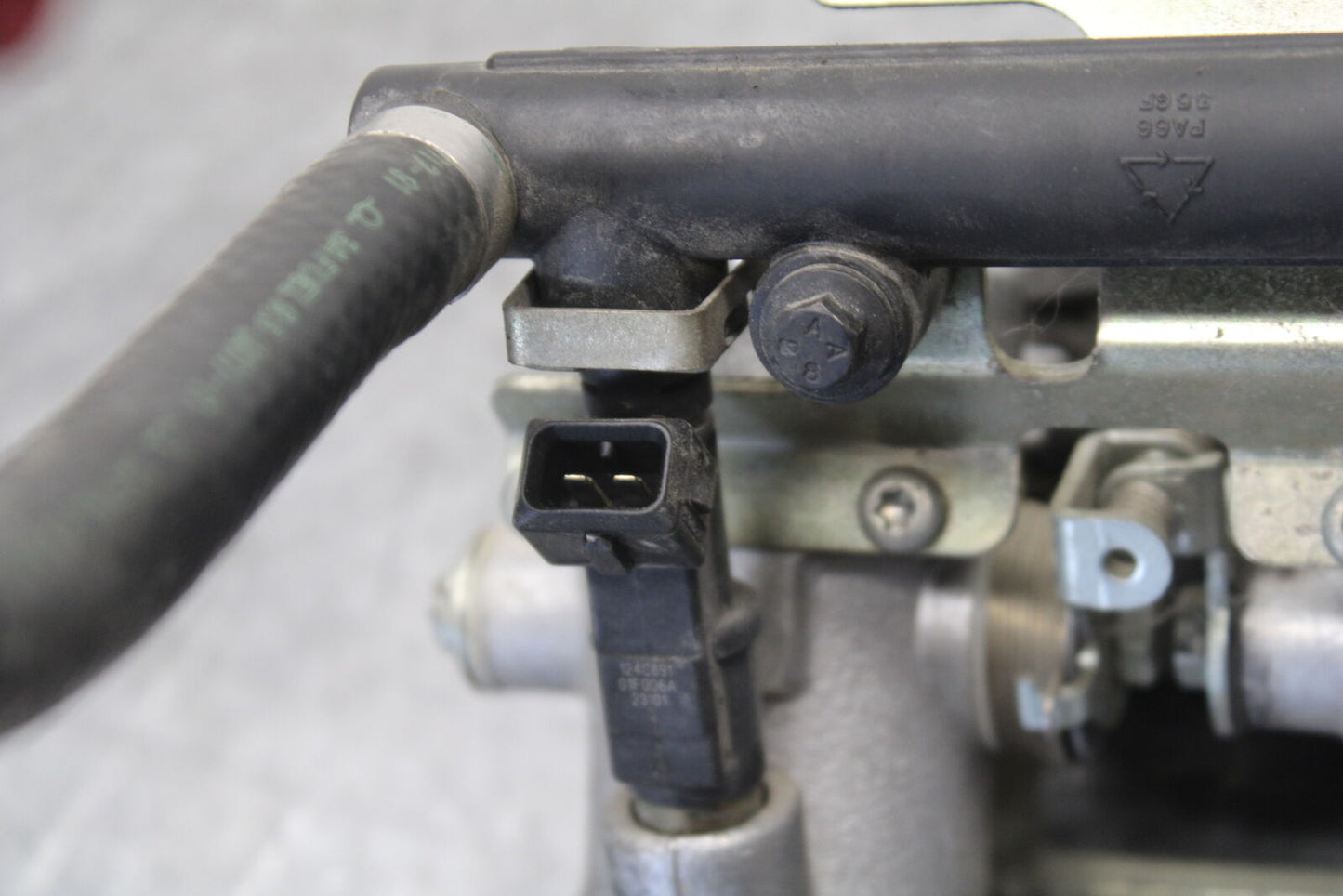 01-06 TRIUMPH TIGER 955I MAIN FUEL INJECTORS / THROTTLE BODIES BB693