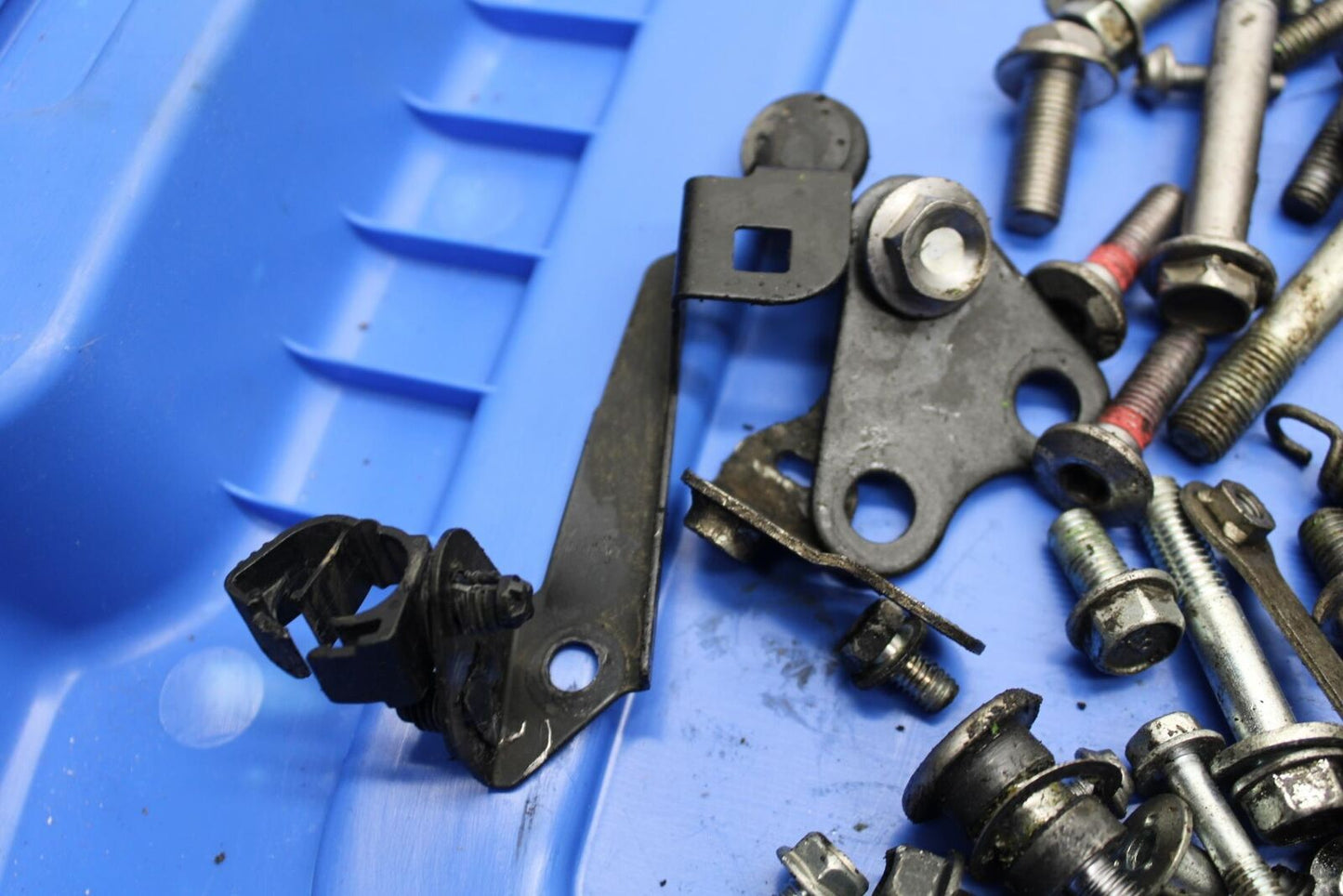 17 KAWASAKI Z900 ZR900 LEFTOVER MOUNTING BOLTS HARDWARE MOTOR BB549