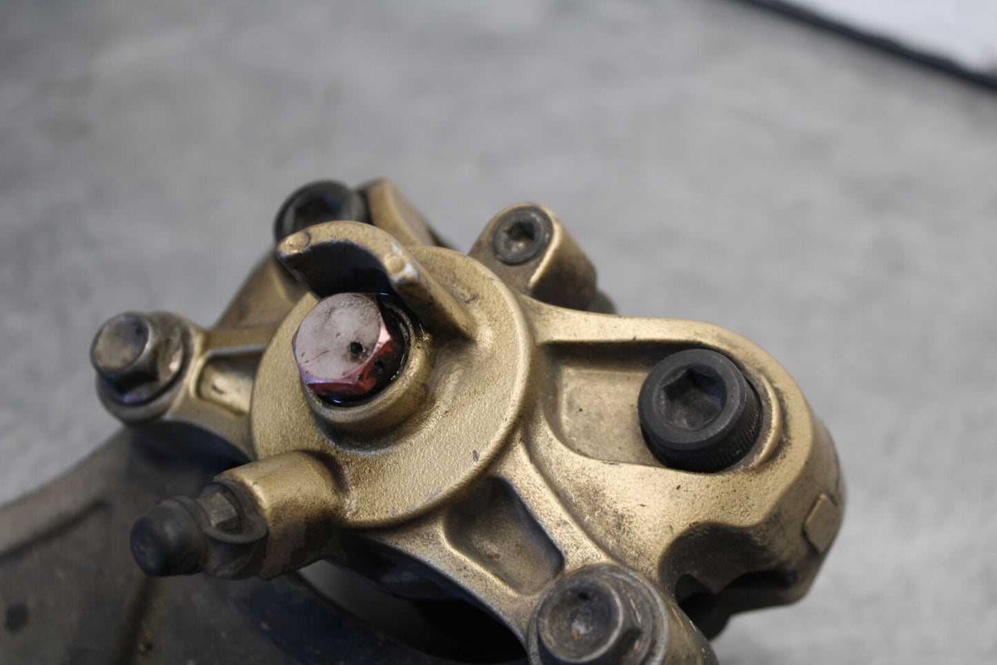 04-05 SUZUKI GSXR600 REAR BACK BRAKE CALIPER W MOUNT BRACKET BB658