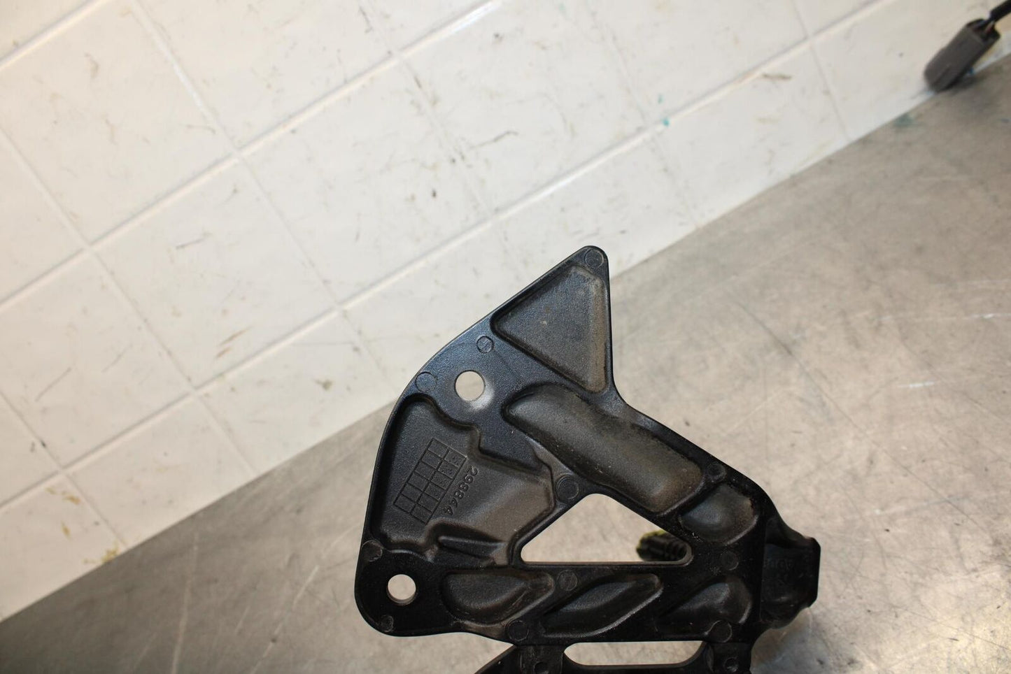 20 SUZUKI GSXR 1000 LEFT REARSET REAR SET DRIVER FOOT PEG REST STOP BB597
