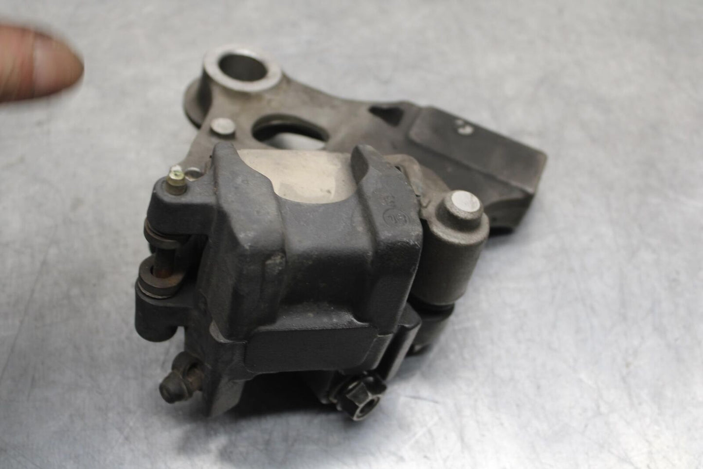 01-06 HONDA CBR600F4I REAR BRAKE CALIPER W MOUNT BRACKET 43150-MBW-006 BB626