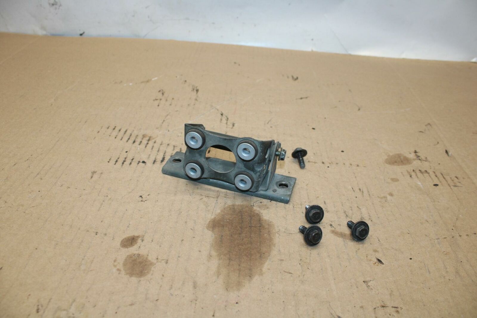 01 SUZUKI GSXR1000 GAS TANK FUEL CELL PETROL RESERVOIR BRACKET MOUNT BB155b