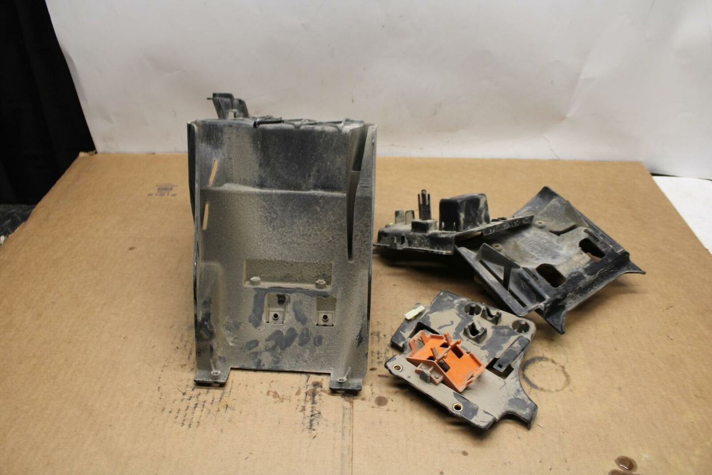 14-20 HARLEY-DAVIDSON STREET 500 BATTERY TRAY BOX HOLDER BB381