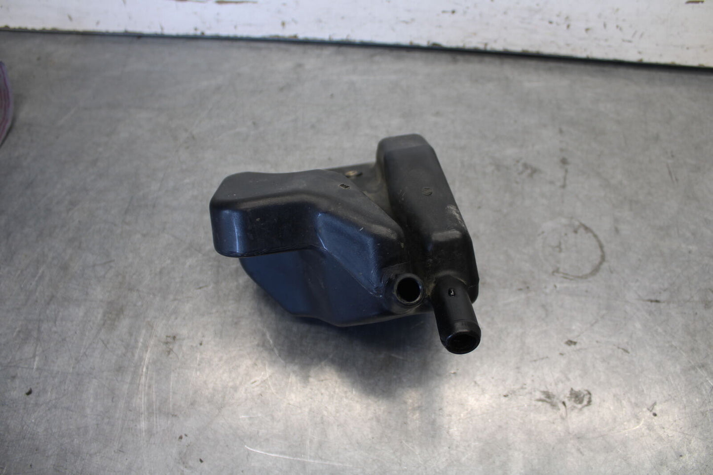 06-07 DUCATI MONSTER 695 OIL BREATHER TANK BB674