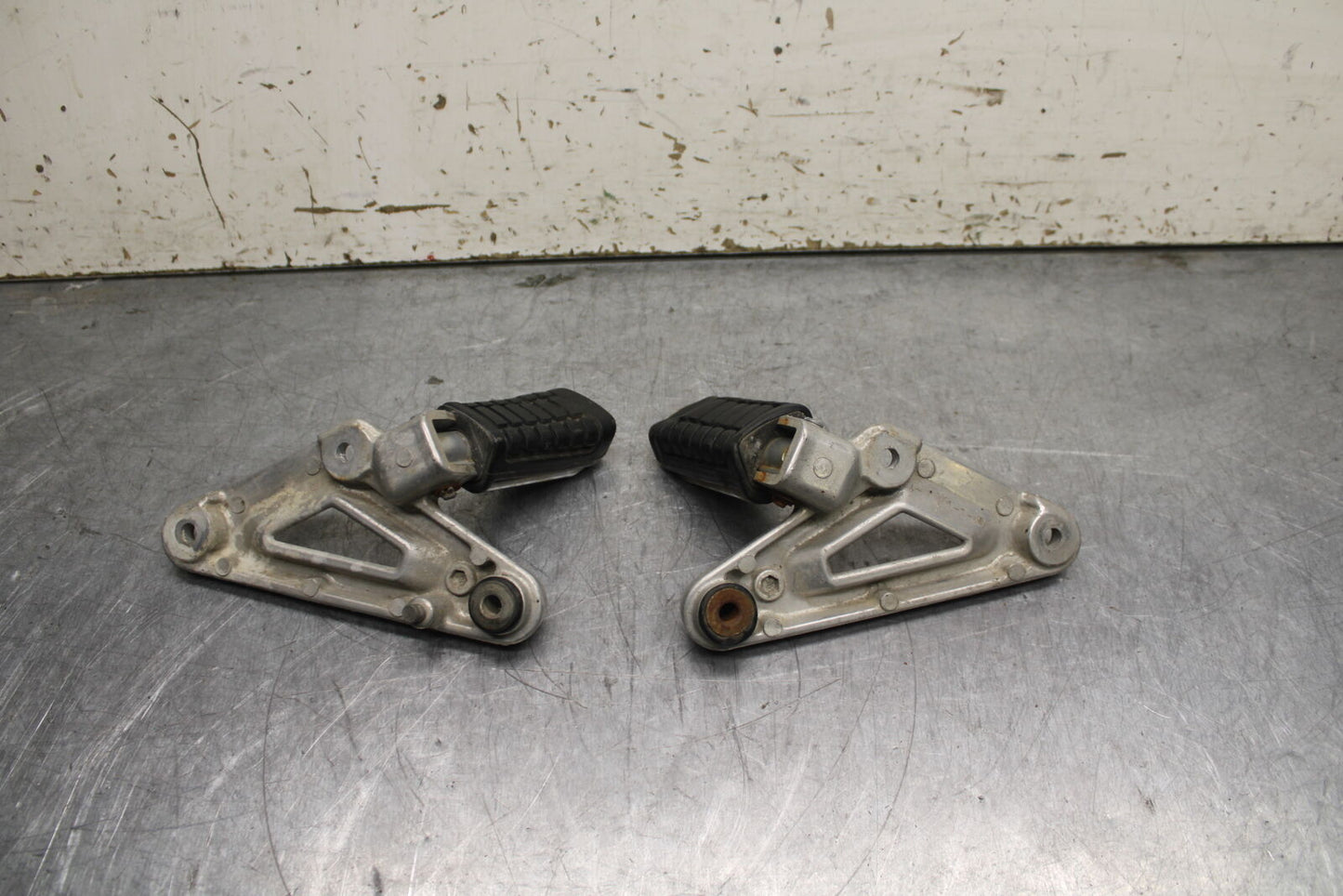 82-83 HONDA V45 MAGNA REAR PASSENGER FOOT STEP PEG BB107