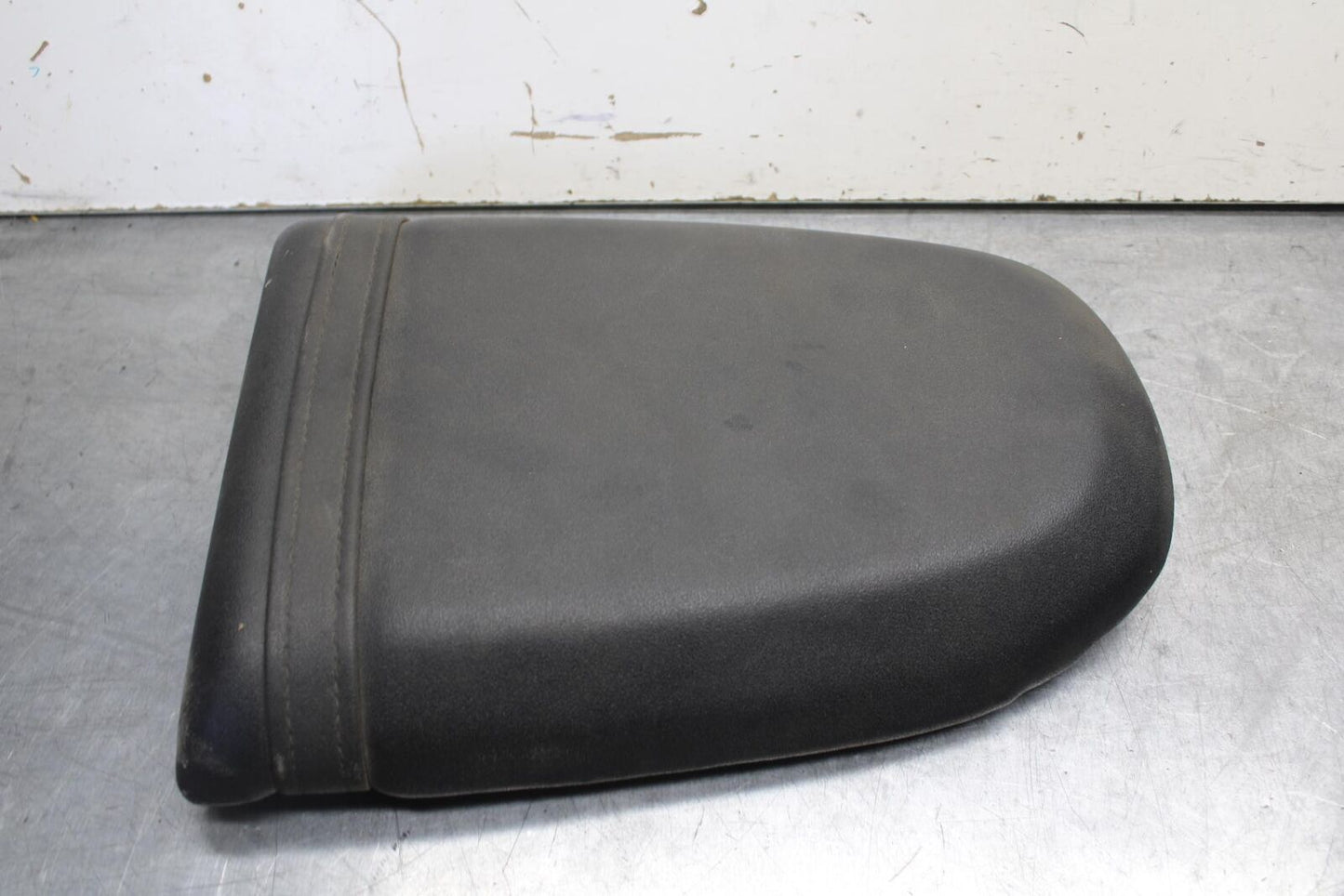 01-03 SUZUKI GSXR600 REAR BACK PASSENGER TANDEM SEAT PAD SADDLE PILLION BB621