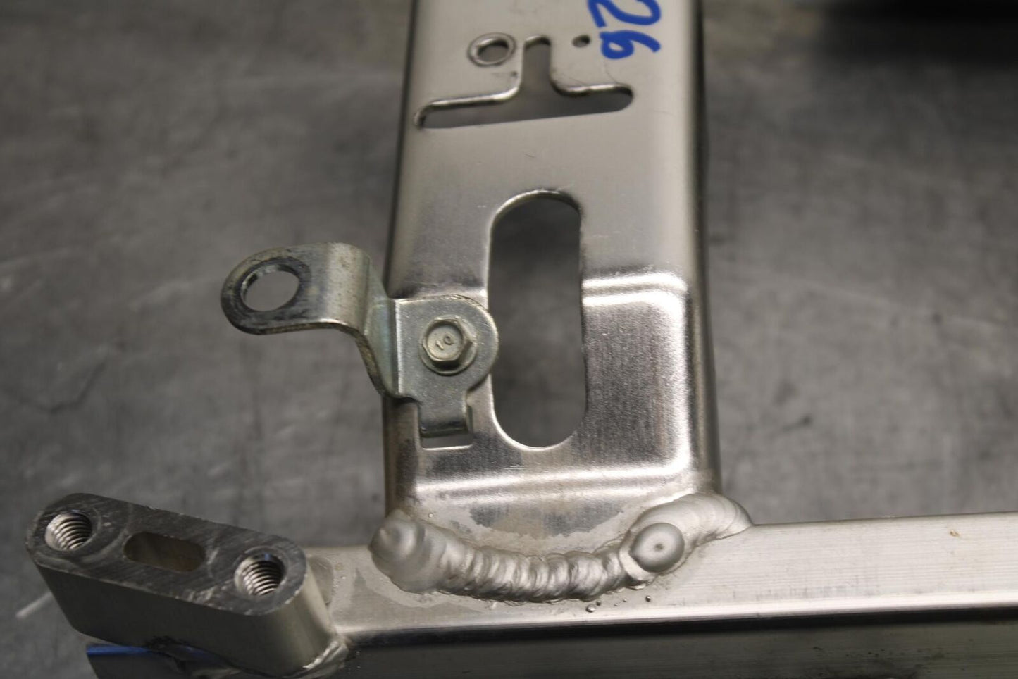 01-06 HONDA CBR600F4I REAR SUBFRAME BACK SUB FRAME 50200-MBW-D20 BB626