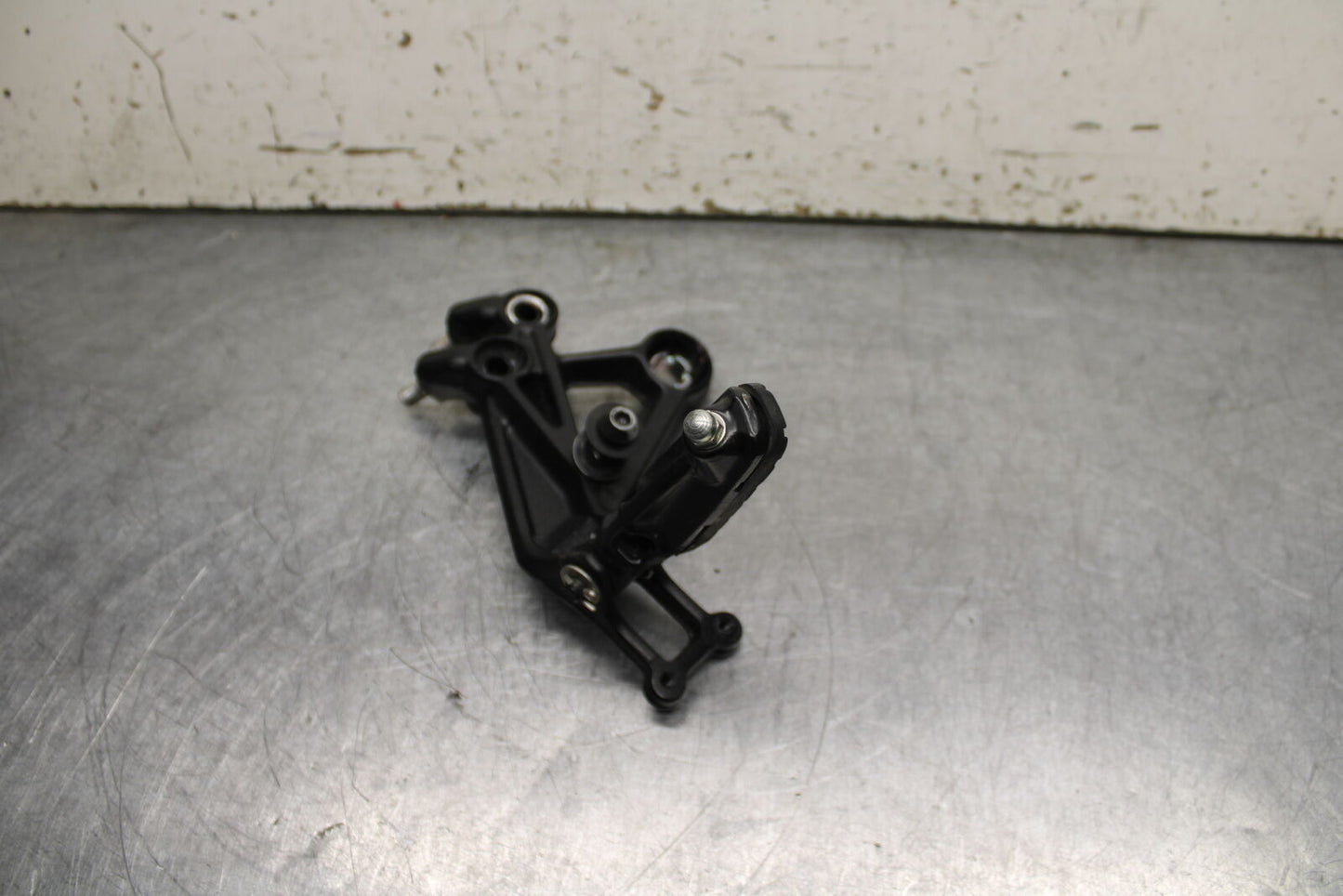 17-24 KTM 390 DUKE LEFT REARSET REAR SET DRIVER FOOT PEG REST STOP BB734