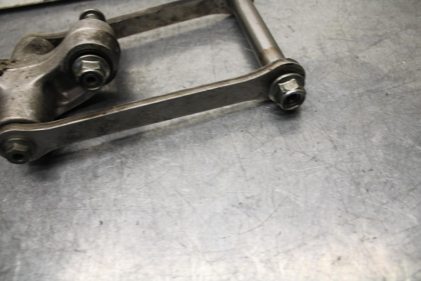 01 SUZUKI GSXR1000 REAR DOGBONE SHOCK LINKAGE LINK 62600-35870 BB100