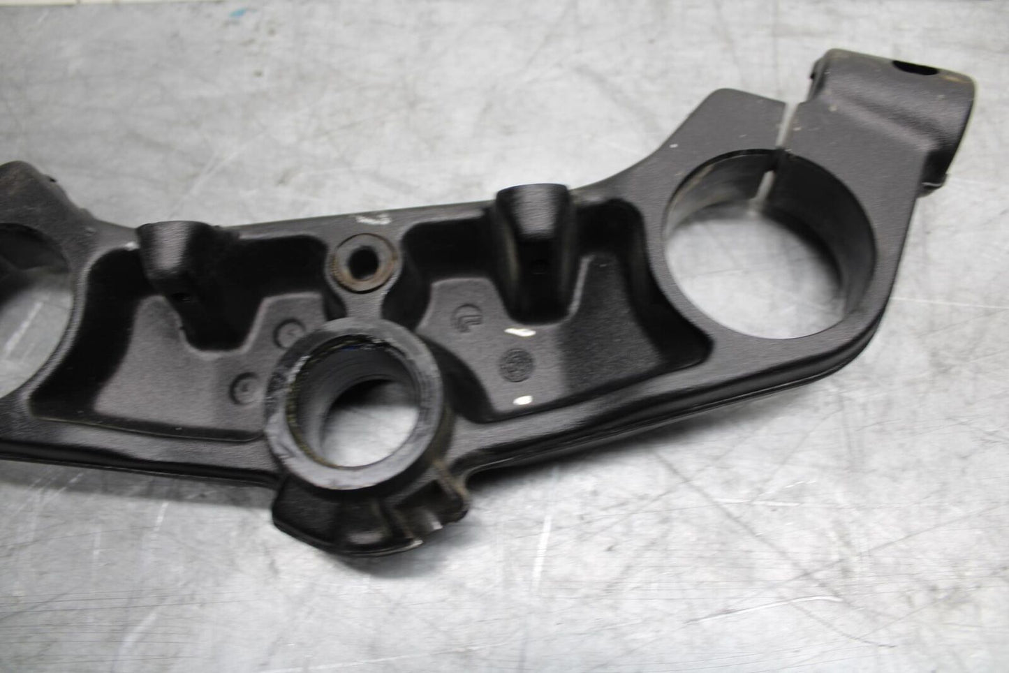 21 HUSQVARNA VITPILEN 401 FORKS UPPER TRIPLE TREE CLAMP BB467