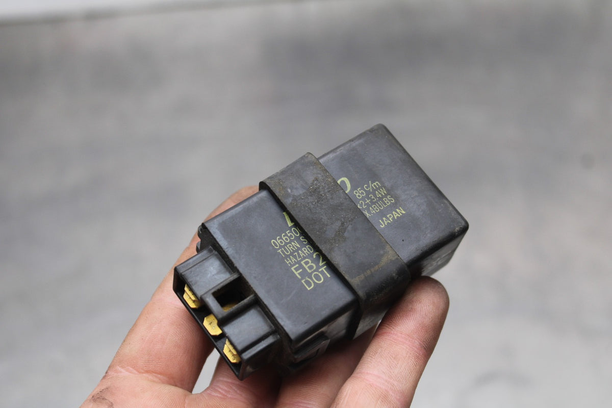 01 KAWASAKI VULCAN 1500 TURN SIGNAL BLINKER RELAY FLASHER SWITCH BB301