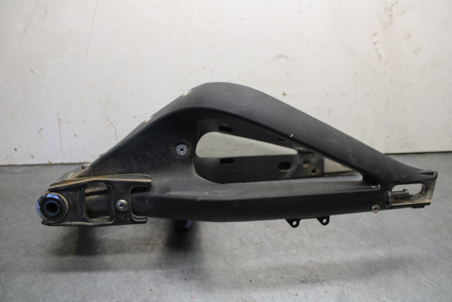 09-11 TRIUMPH DAYTONA 675 REAR SWINGARM BACK SUSPENSION SWING ARM BB652