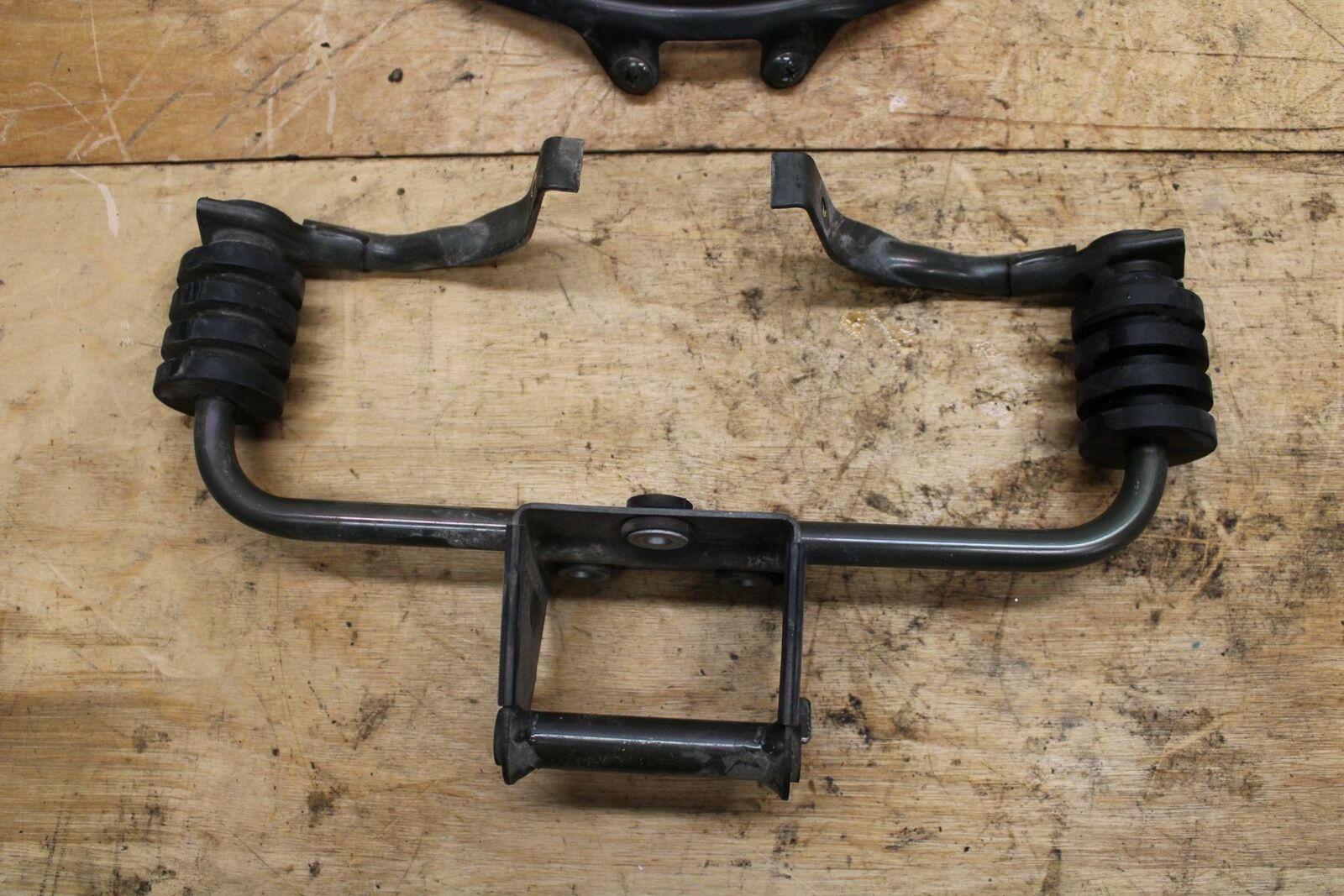 02-03 SUZUKI VSTROM 1000 GAS TANK FUEL CELL PETROL RESERVOIR BRACKET MOUNT BB331