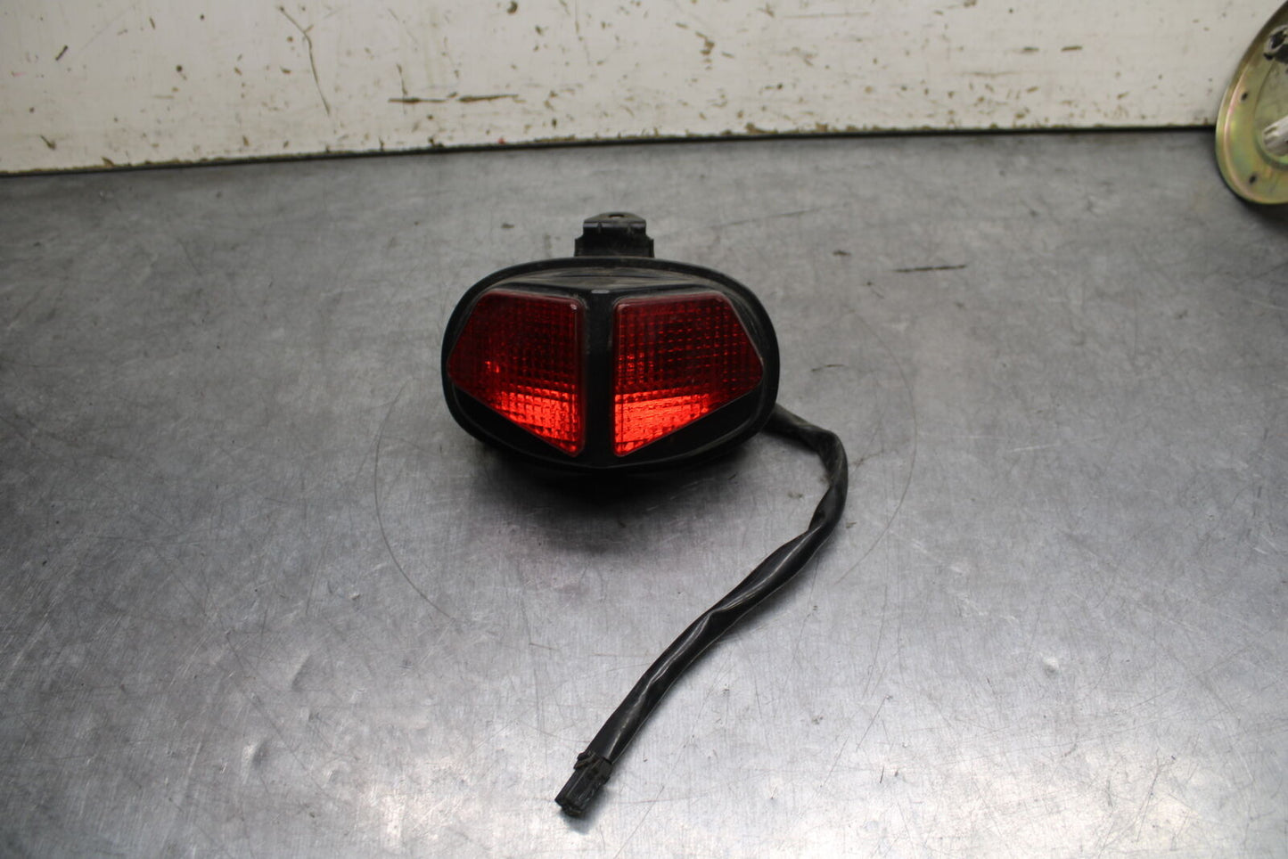 03-04 TRIUMPH DAYTONA 600 REAR TAIL TAILLIGHT BACK BRAKE LIGHT BB745