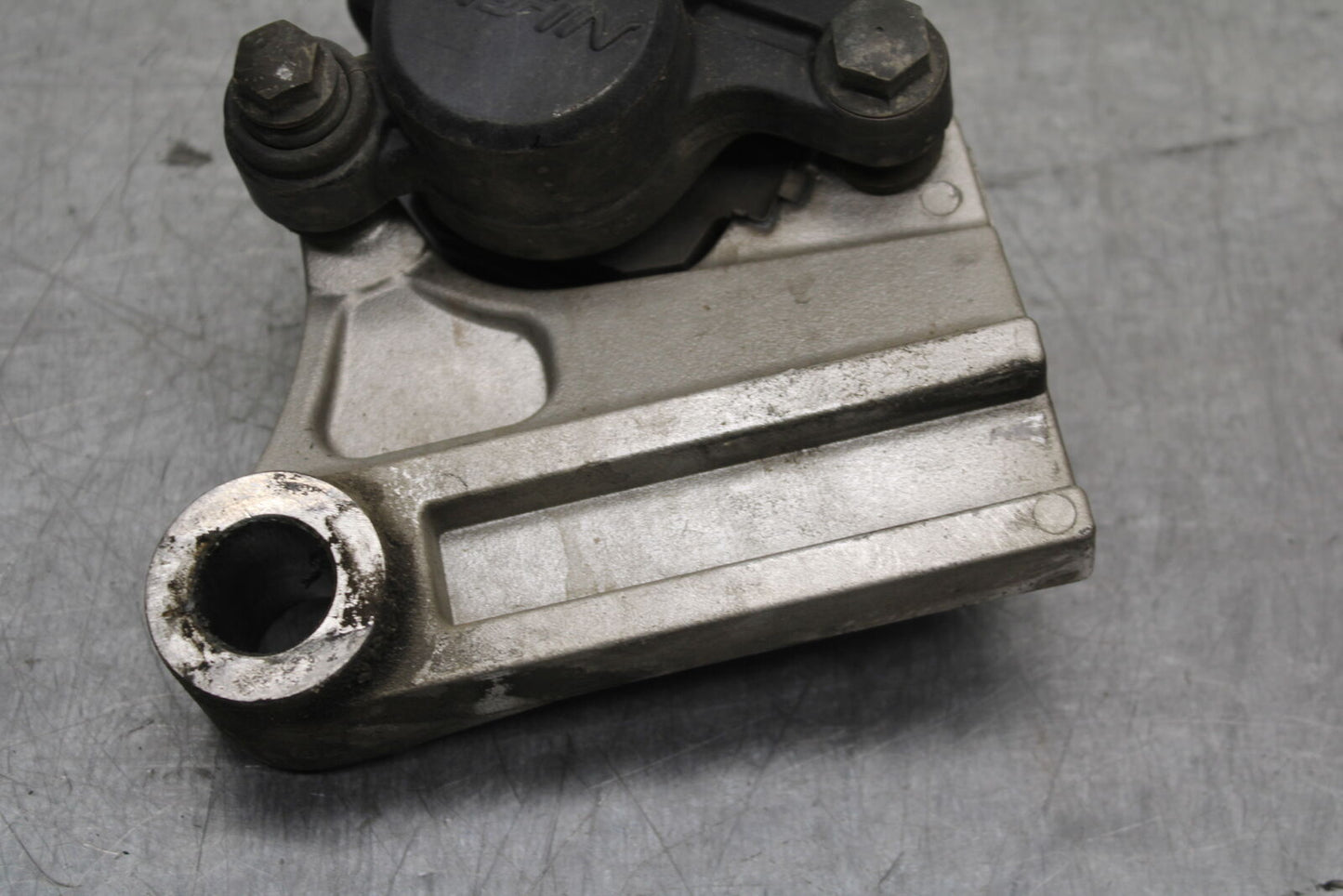 03-04 TRIUMPH DAYTONA 600 REAR BACK BRAKE CALIPER W MOUNT BRACKET BB745