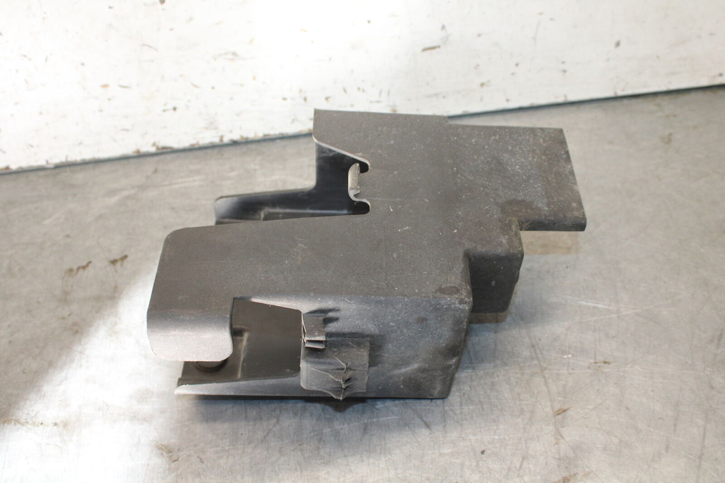 01-06 TRIUMPH TIGER 955I REAR BACK TAIL UNDERTAIL BATTERY TRAY PLASTIC BB693