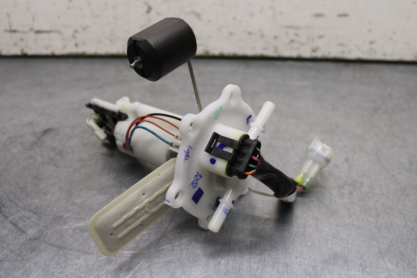 17-24 KTM 390 DUKE FUEL PUMP GAS PETROL SENDER UNIT BB734