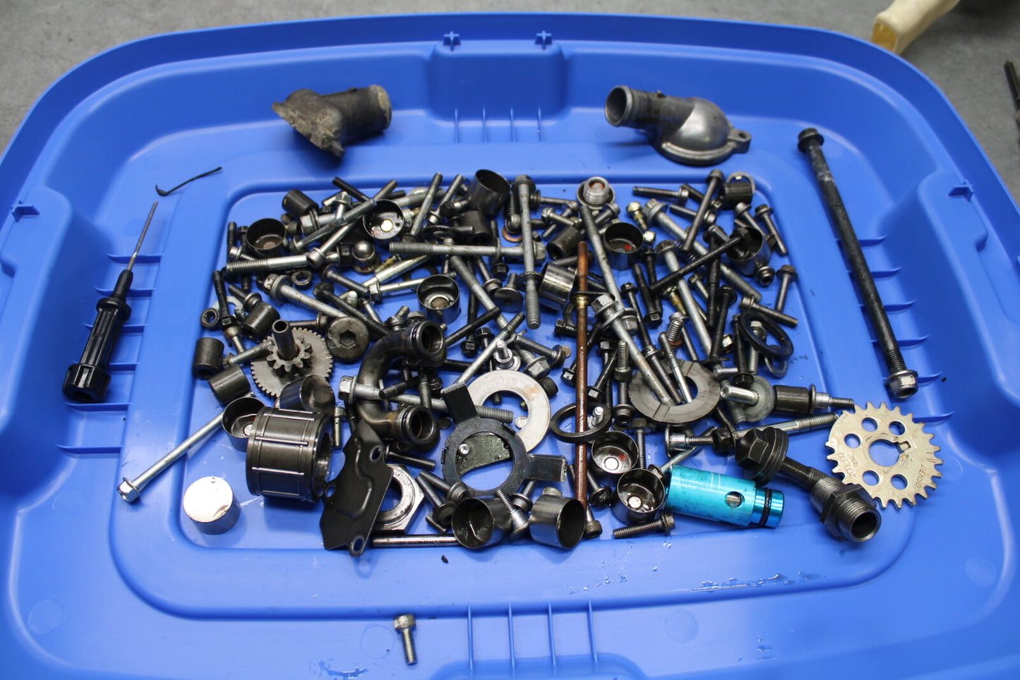 06 YAMAHA YZF R6 MOUNTING BOLTS HARDWARE MOTOR SCREWS BB716
