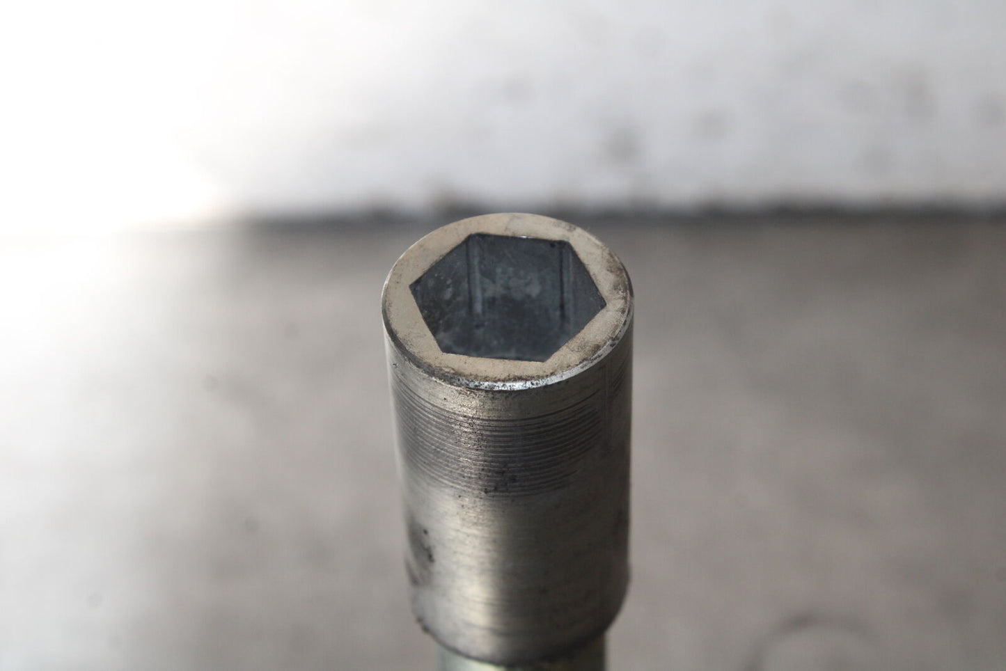 07-08 TRIUMPH DAYTONA 675 FRONT WHEEL RIM AXLE PIVOT BOLT BB685