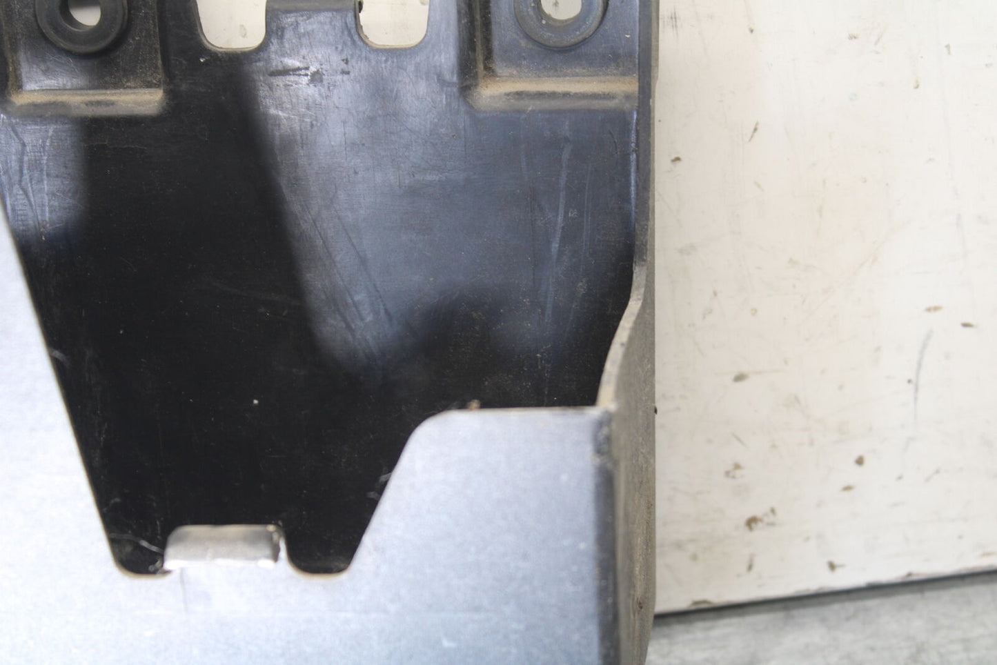 01-06 TRIUMPH TIGER 955I REAR BACK TAIL UNDERTAIL BATTERY TRAY PLASTIC BB693