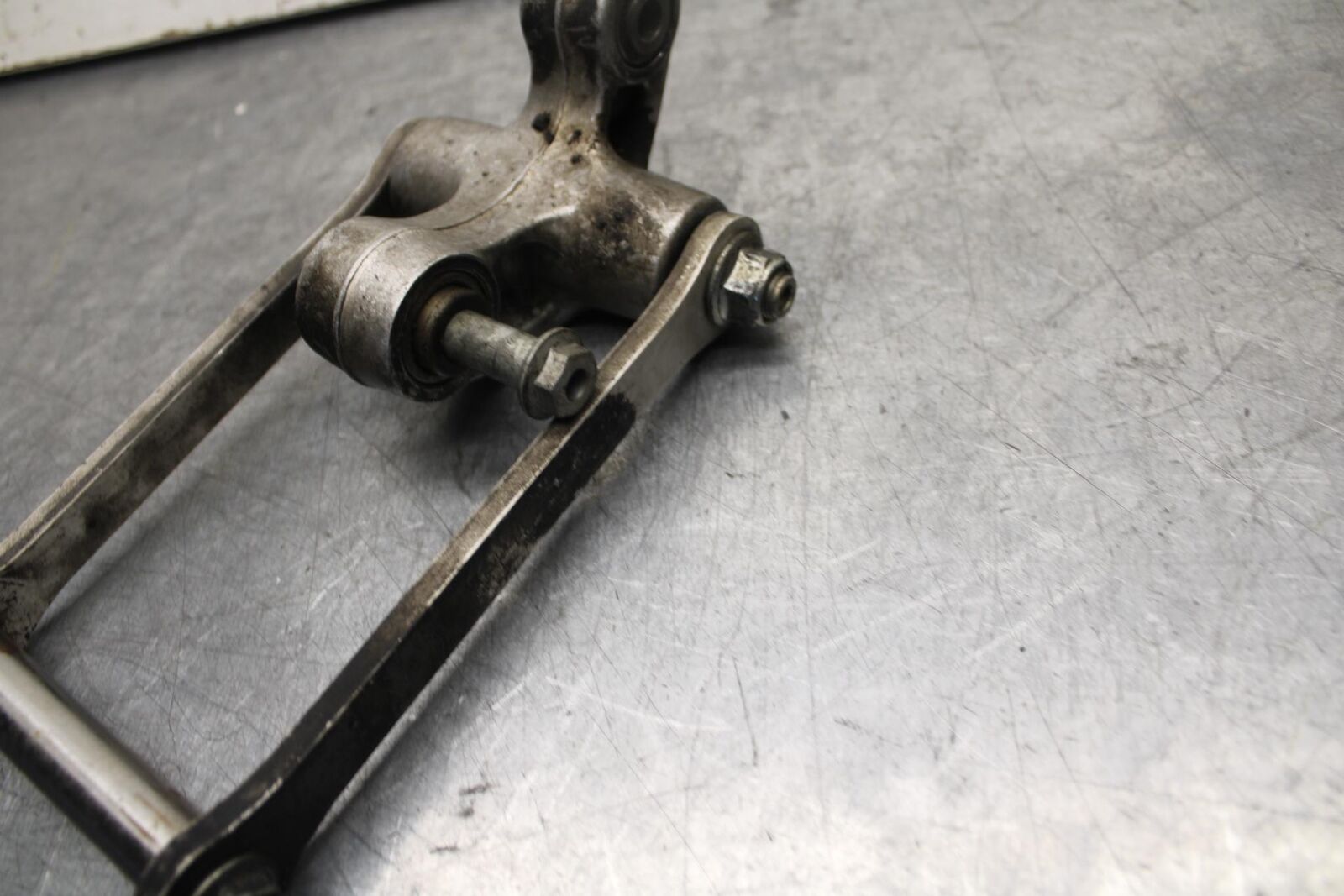 01 SUZUKI GSXR1000 REAR DOGBONE SHOCK LINKAGE LINK 62600-35870 BB100