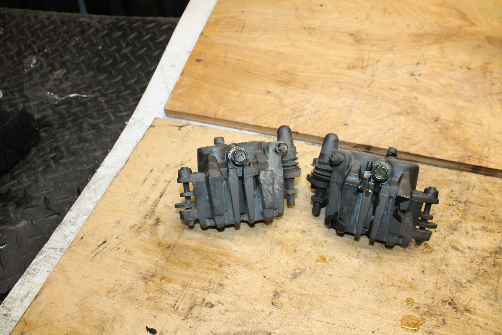 02-03 SUZUKI VSTROM 1000 RIGHT LEFT FRONT BRAKE CALIPER SET PAIR CALIPERS BB331