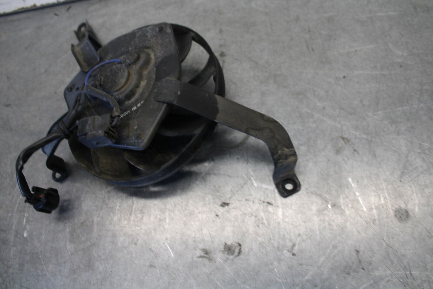 04 SUZUKI GSXR600 ENGINE RADIATOR COOLING FAN 17800-29G00 BB676