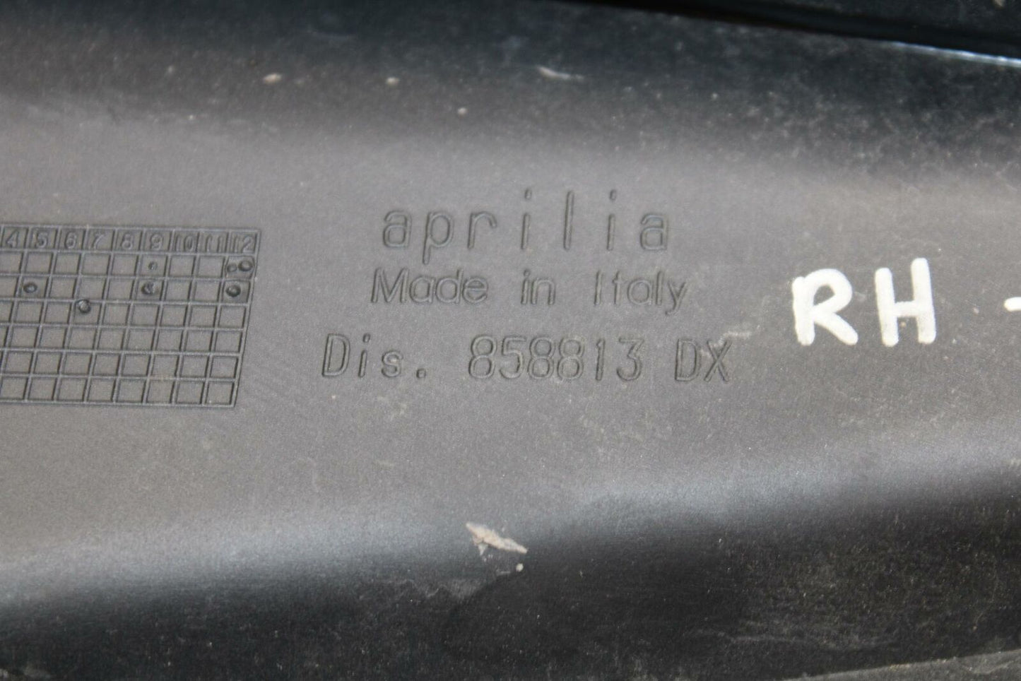 10-11 APRILIA RSV4 R RIGHT FRONT DUCT COVER PANEL COWL BB202