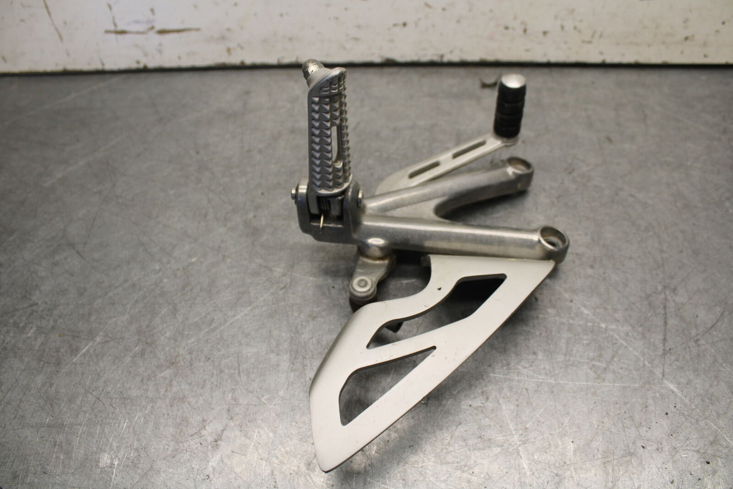 09-11 TRIUMPH DAYTONA 675 LEFT REARSET REAR SET FOOT PEG W SHIFTER BB652