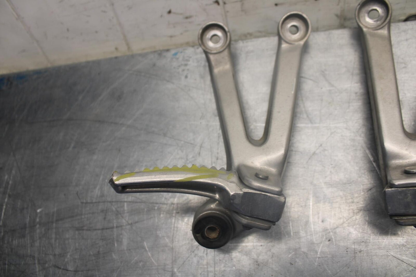 98-99 HONDA CBR900RR REAR BACK PASSENGER PEG SET PAIR BB458