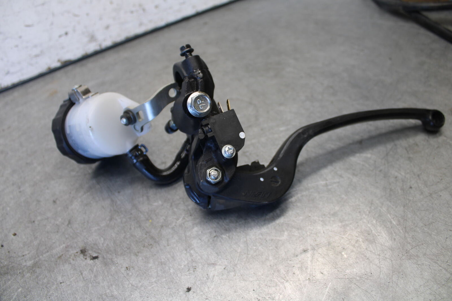 11-24 SUZUKI GSXR750 FRONT BRAKE MASTER CYLINDER w/ LEVER BB687