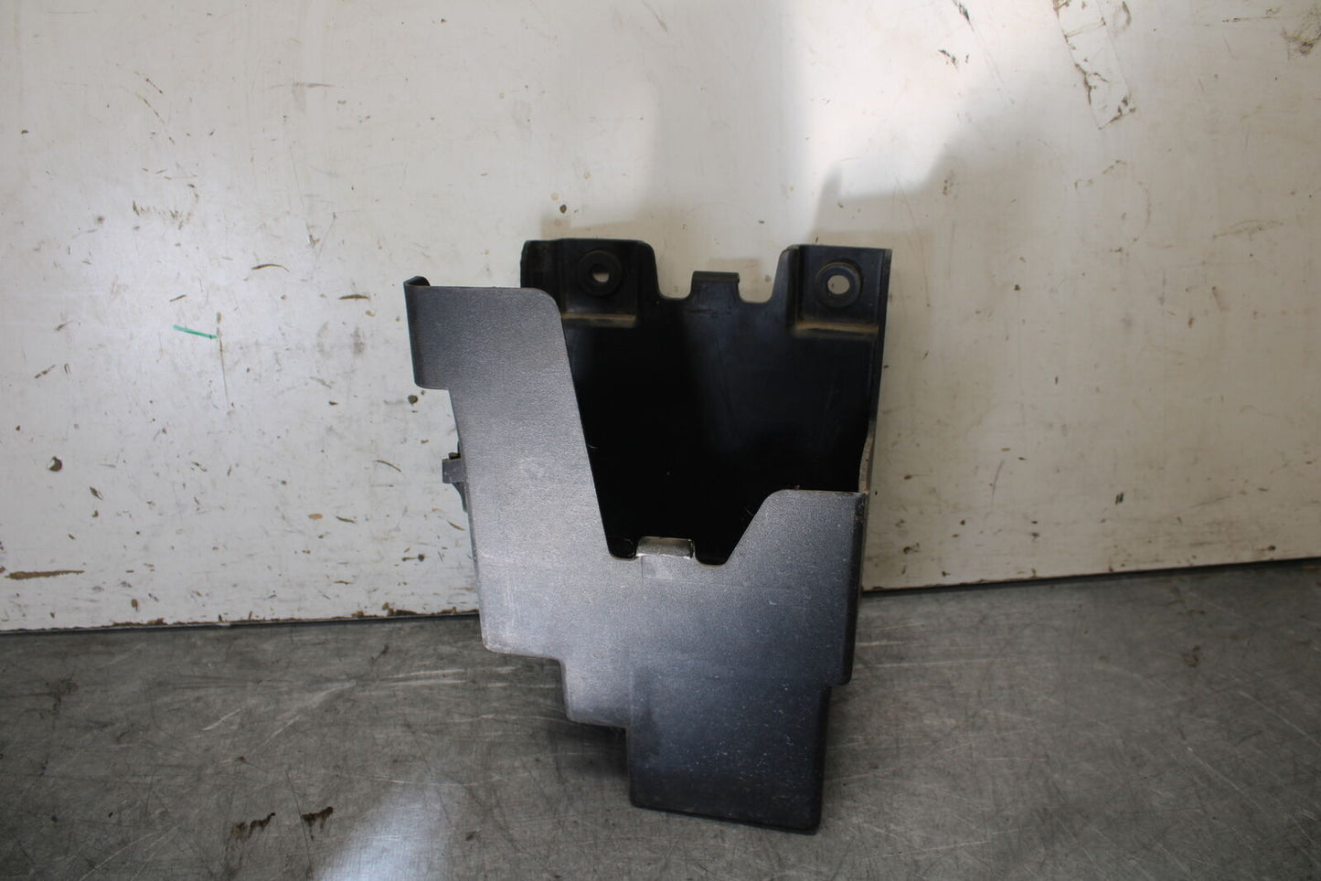 01-06 TRIUMPH TIGER 955I REAR BACK TAIL UNDERTAIL BATTERY TRAY PLASTIC BB693