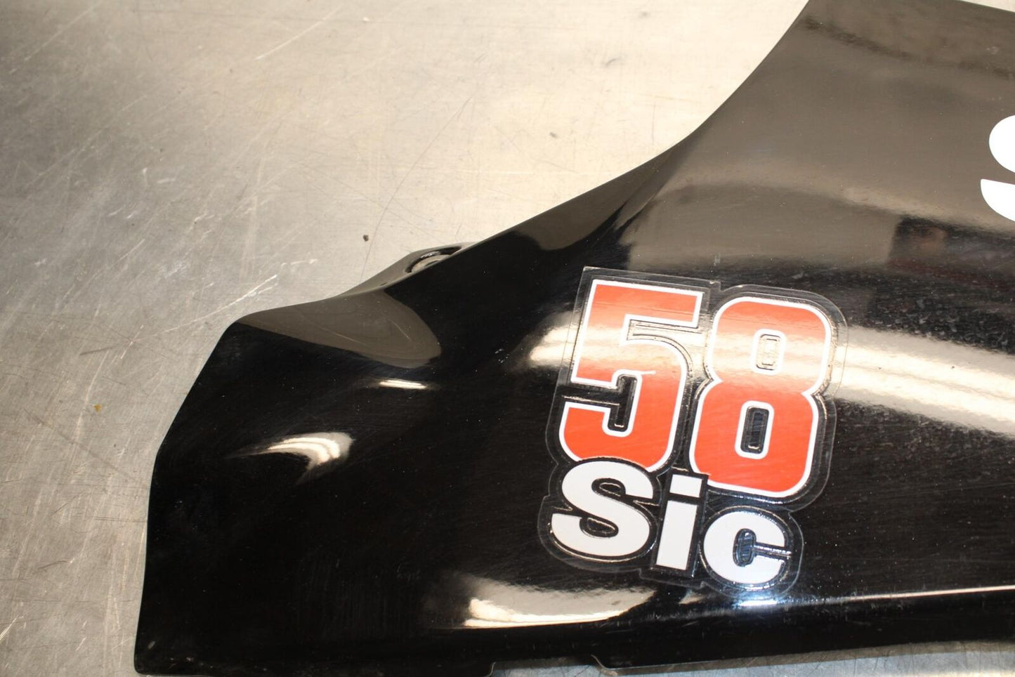 20 SUZUKI GSXR 1000 RIGHT LOWER BOTTOM BELLY FAIRING COWL BB597